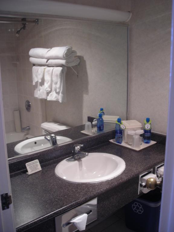 Quality Hotel Downtown-Inn At False Creek Ванкувер Номер фото